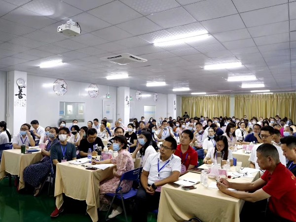 隆實(shí)想要不斷地進(jìn)步，就得活到老學(xué)到老